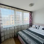 Apartment Linden Alley Retreat With Free Parking