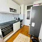 Apartment Linden Alley Retreat With Free Parking